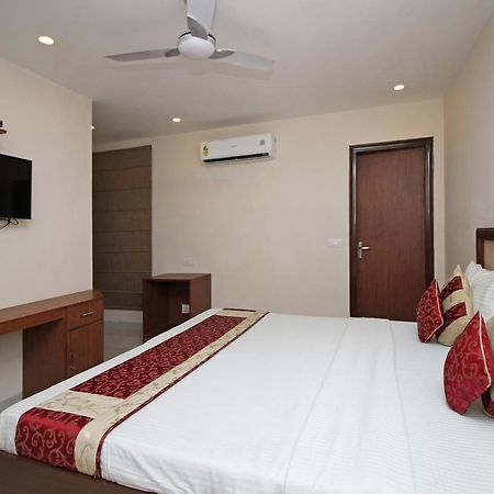 Oyo Hotel Blu Pebbles Near Delhi Airport Нью-Дели Экстерьер фото