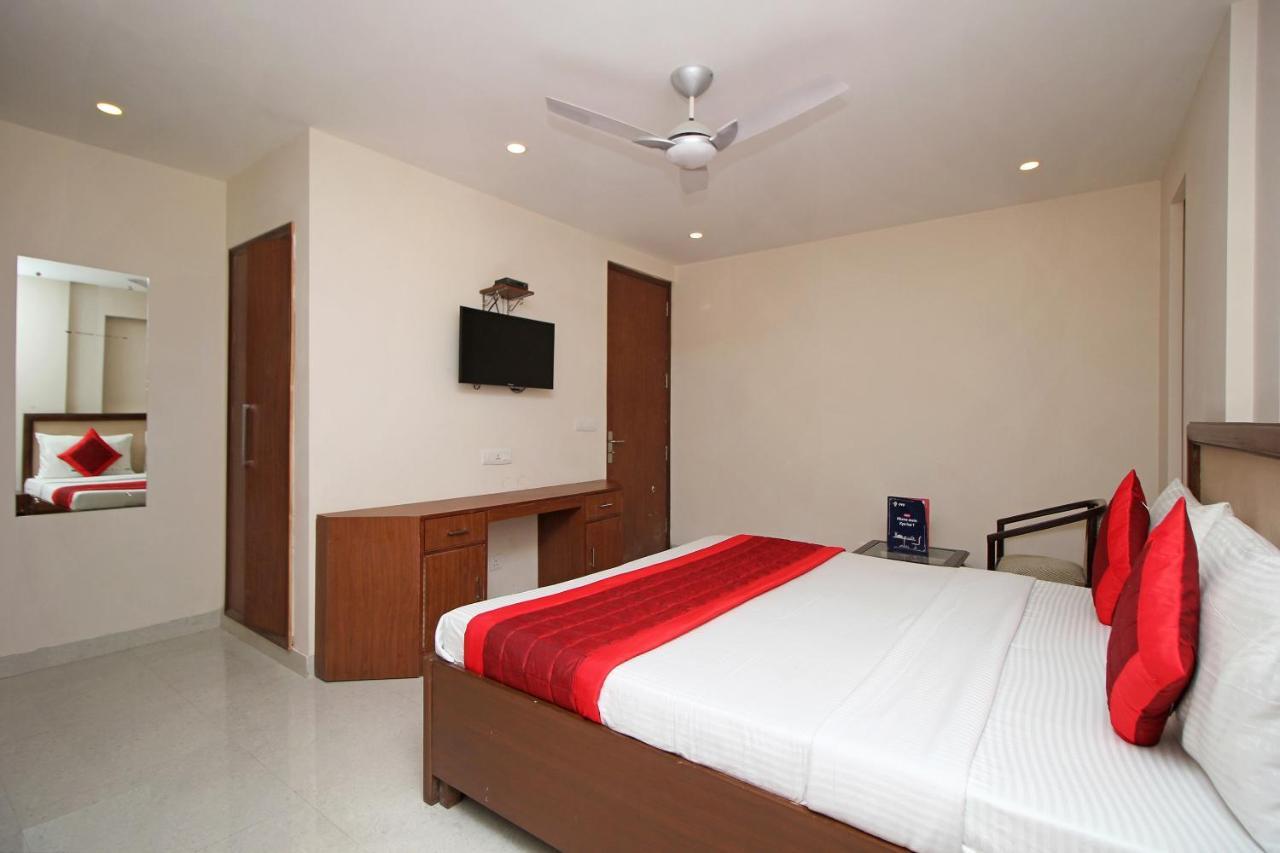 Oyo Hotel Blu Pebbles Near Delhi Airport Нью-Дели Экстерьер фото
