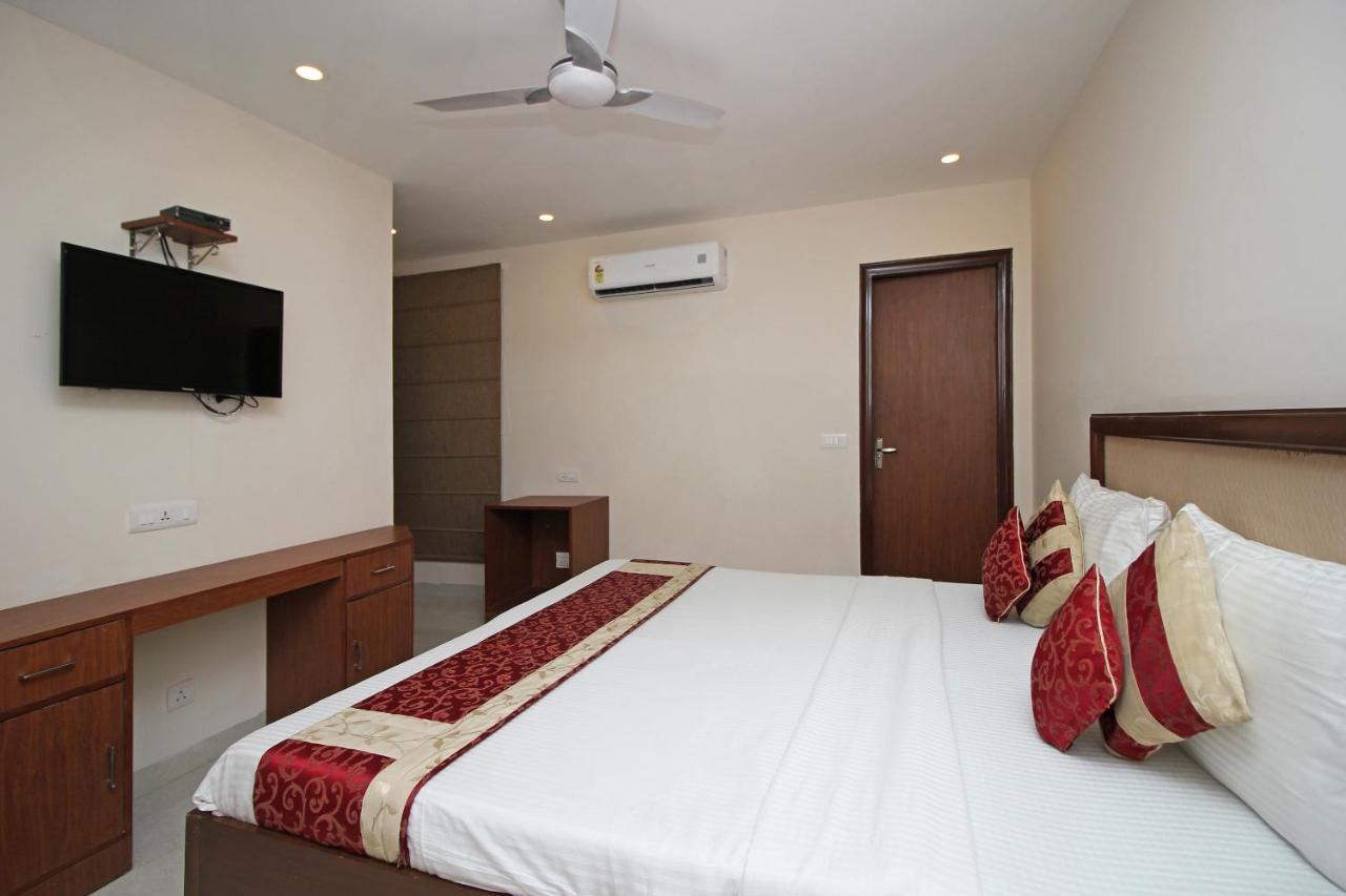 Oyo Hotel Blu Pebbles Near Delhi Airport Нью-Дели Экстерьер фото