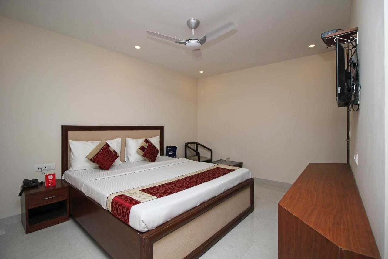 Oyo Hotel Blu Pebbles Near Delhi Airport Нью-Дели Экстерьер фото