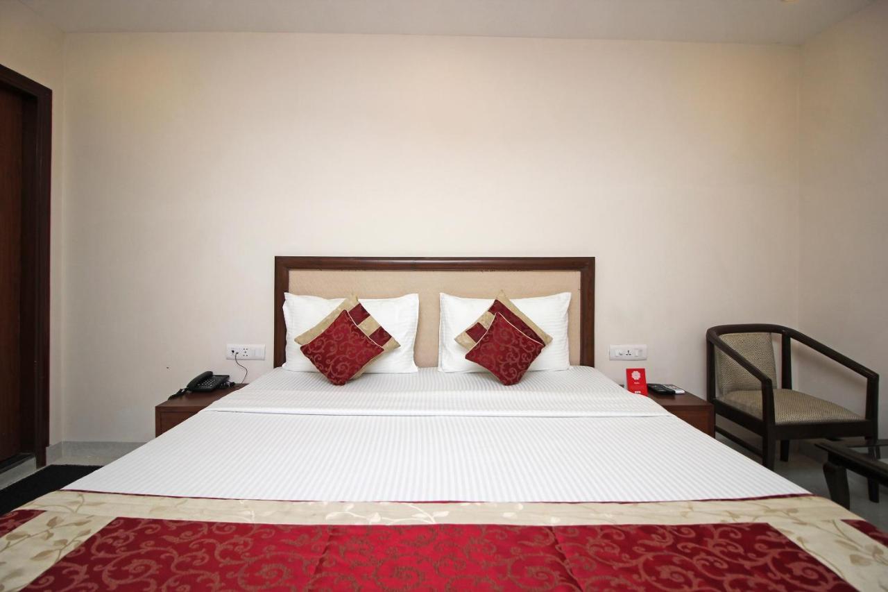 Oyo Hotel Blu Pebbles Near Delhi Airport Нью-Дели Экстерьер фото