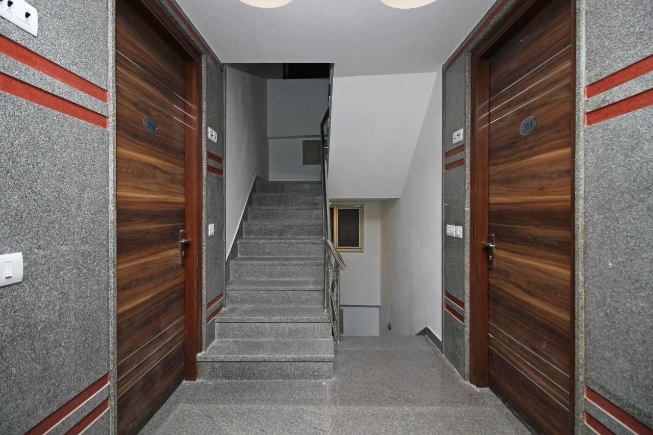 Oyo Hotel Blu Pebbles Near Delhi Airport Нью-Дели Экстерьер фото
