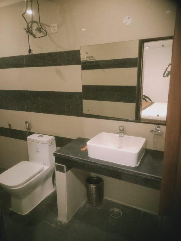 Oyo Hotel Blu Pebbles Near Delhi Airport Нью-Дели Экстерьер фото